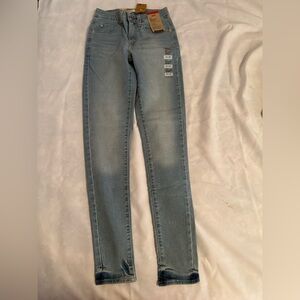 Levi's Women's Light Wash Skinny Jeans